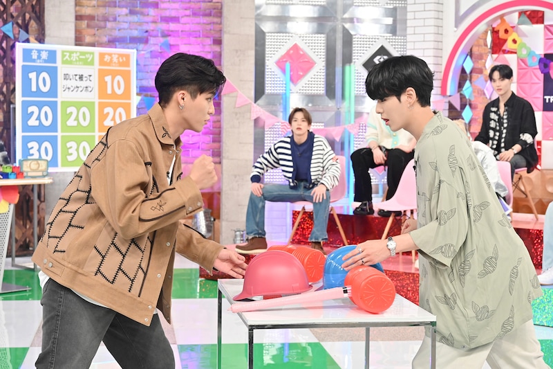 「叩いて被ってジャンケンポン」をするYOON JAE HYUKとPARK JEONG WOO。