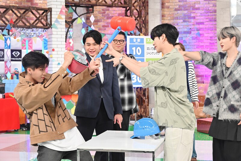 「叩いて被ってジャンケンポン」をするYOON JAE HYUKとPARK JEONG WOO。