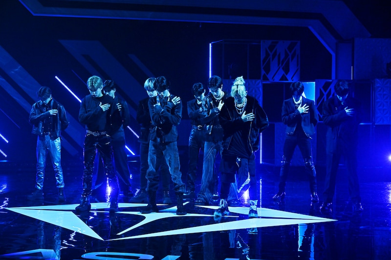 「BONA BONA -JP Ver.-」パフォーマンスの様子。