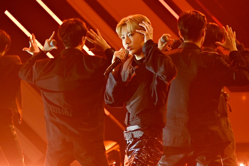 「BONA BONA -JP Ver.-」パフォーマンスの様子。