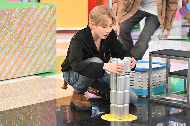 缶を積み上げるJUNKYU。