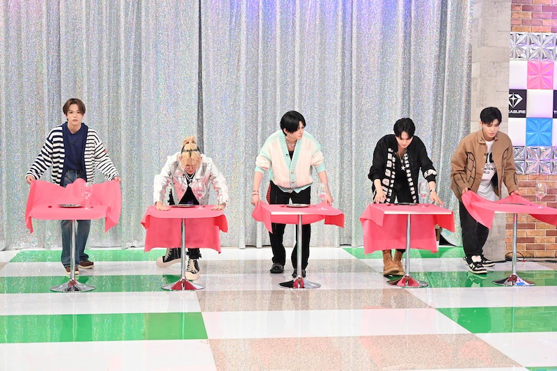 テーブルクロス引きに挑戦するTREASUREメンバー