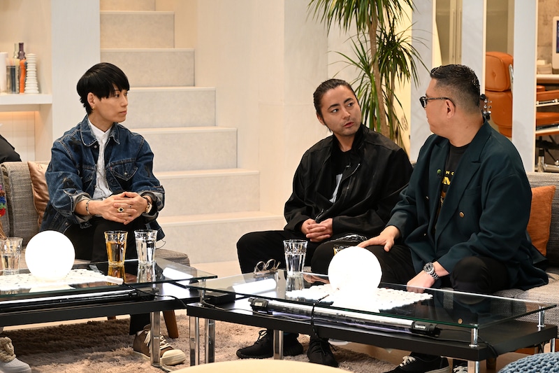 左からUVERworldのTAKUYA∞（Vo）、山田孝之、シソンヌの長谷川忍。