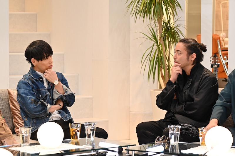 左からUVERworldのTAKUYA∞（Vo）、山田孝之。