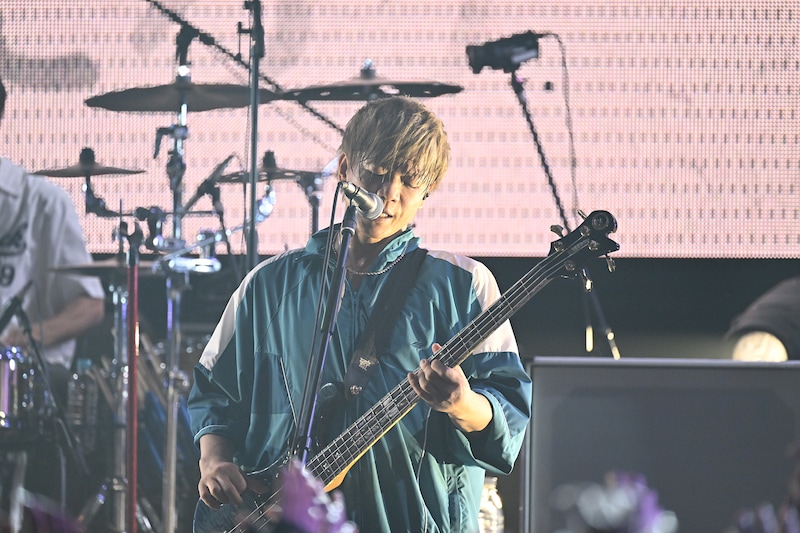 UVERworldの信人（B）。