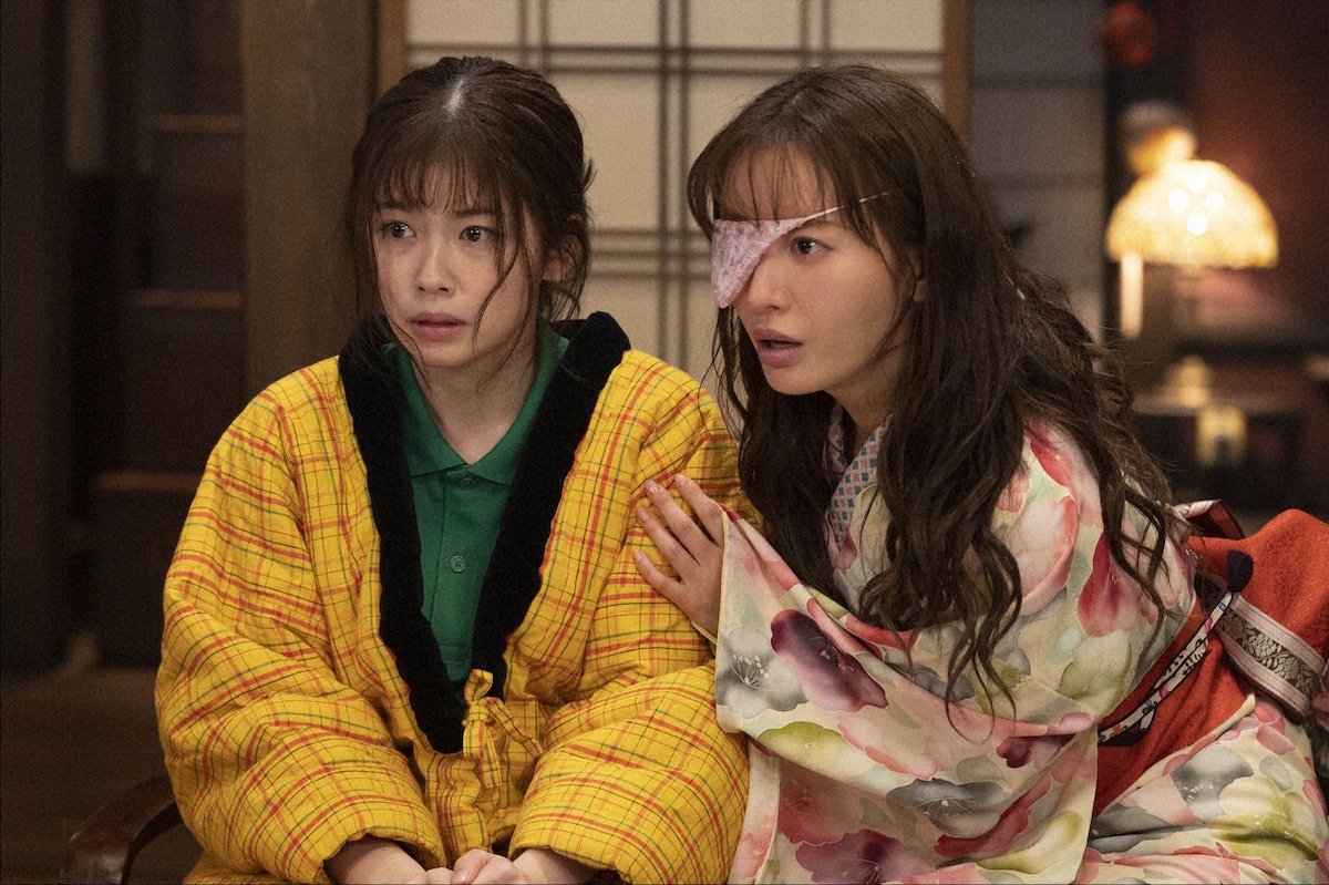 「妖怪シェアハウス－帰ってきたん怪－」第1怪より、小芝風花演じる目黒澪（左）と松本まりか演じるお岩さん（右）。