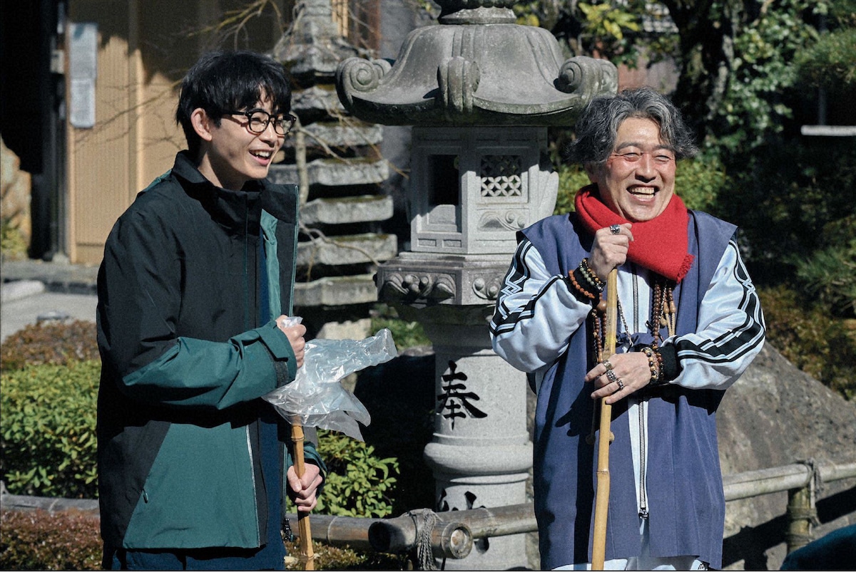 「妖怪シェアハウス－帰ってきたん怪－」第2怪より、豊田裕大演じる佐藤満（左）と池田成志演じる佐藤周（右）。