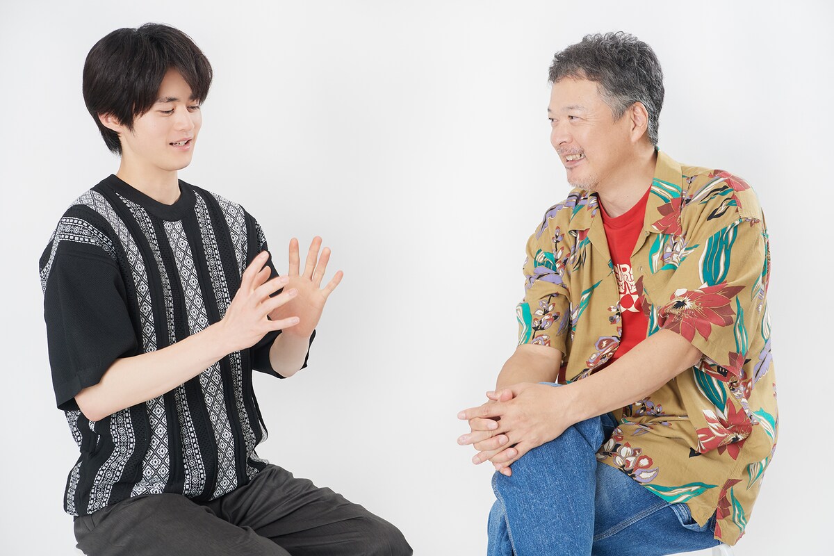 左から鈴鹿央士、田中哲司。