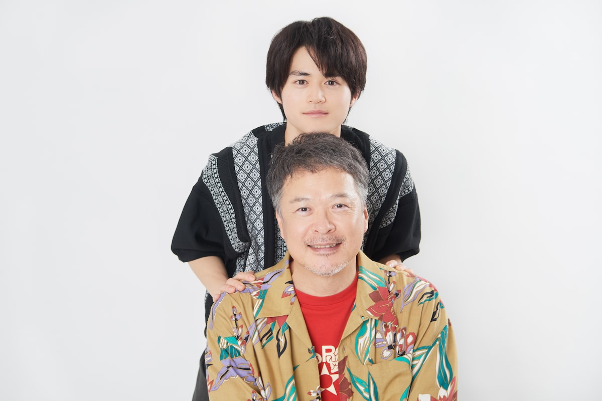 上から鈴鹿央士、田中哲司。