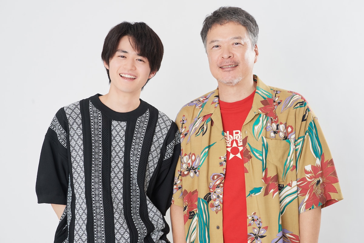 左から鈴鹿央士、田中哲司。