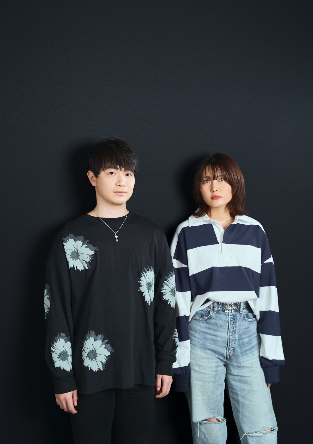 左から佐藤元、千本木彩花。