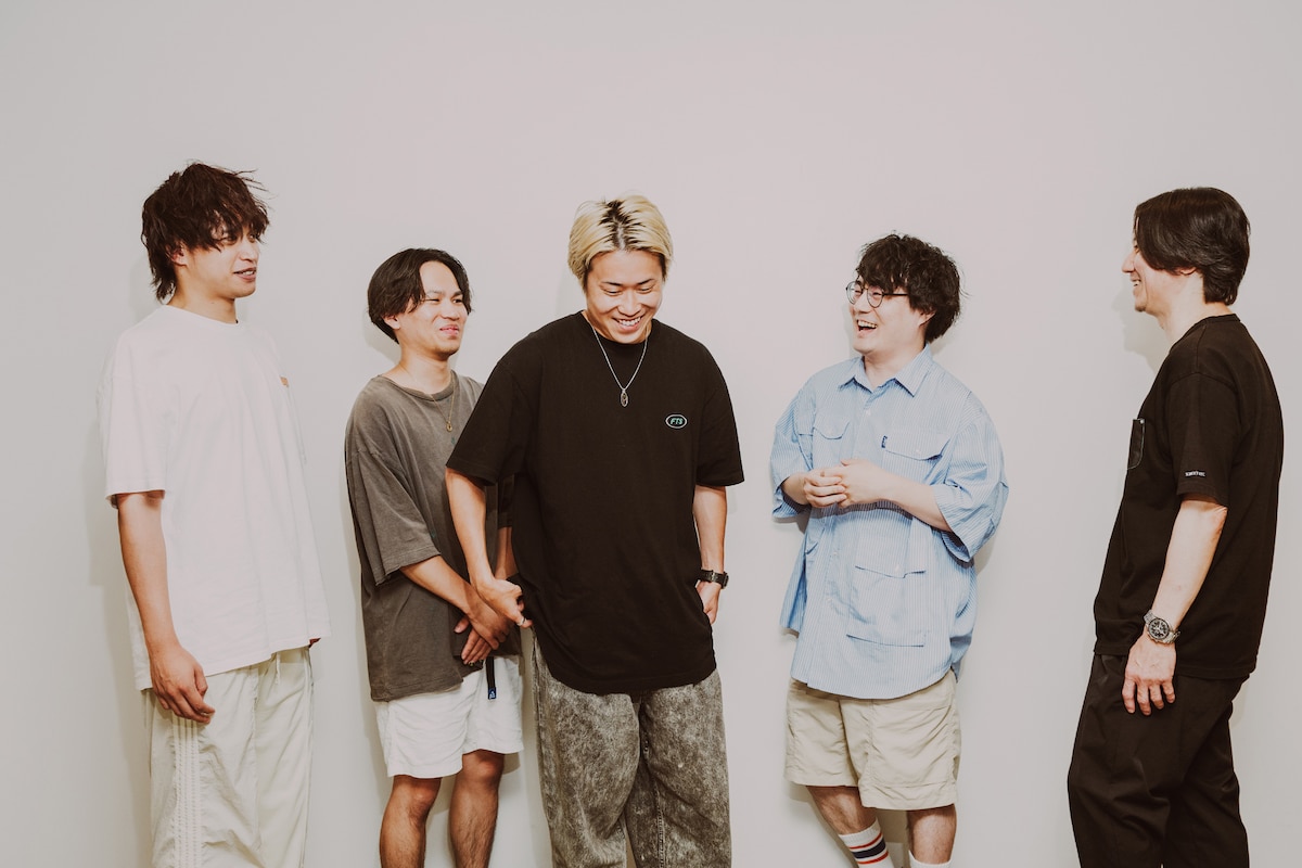 左からアルフィ(DJ / TENSONG)、拓まん(G / TENSONG)、たか坊(Vo / TENSONG)、久米優佑(G / PAM)、高橋宏貴(Dr / PAM)。