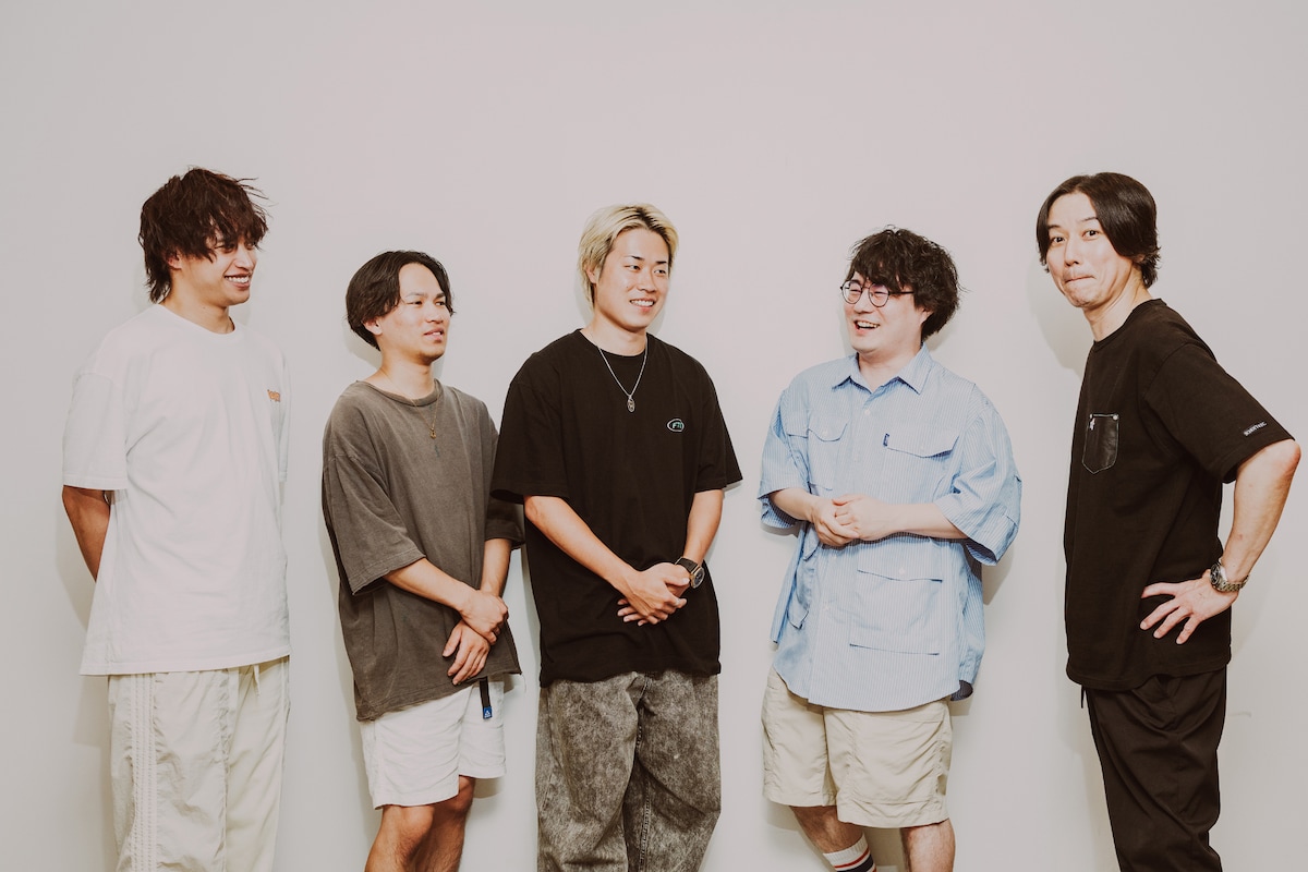 左からアルフィ(DJ / TENSONG)、拓まん(G / TENSONG)、たか坊(Vo / TENSONG)、久米優佑(G / PAM)、高橋宏貴(Dr / PAM)。