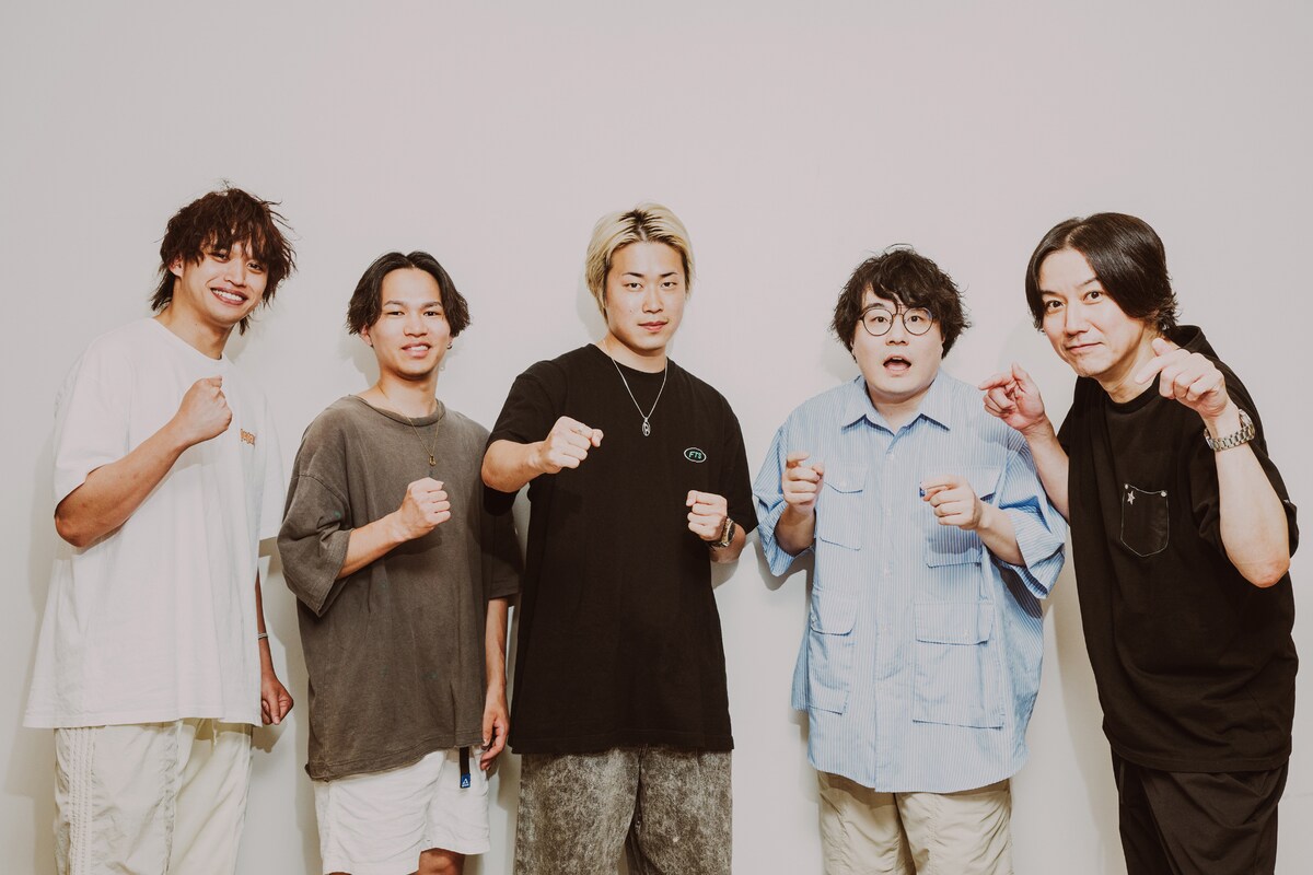 左からアルフィ(DJ / TENSONG)、拓まん(G / TENSONG)、たか坊(Vo / TENSONG)、久米優佑(G / PAM)、高橋宏貴(Dr / PAM)。