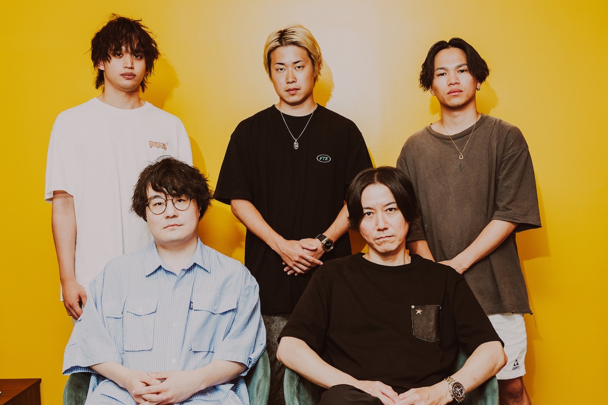 上段左からアルフィ(DJ / TENSONG)、たか坊(Vo / TENSONG)、拓まん(G / TENSONG)、下段左から久米優佑(G / PAM)、高橋宏貴(Dr / PAM)。