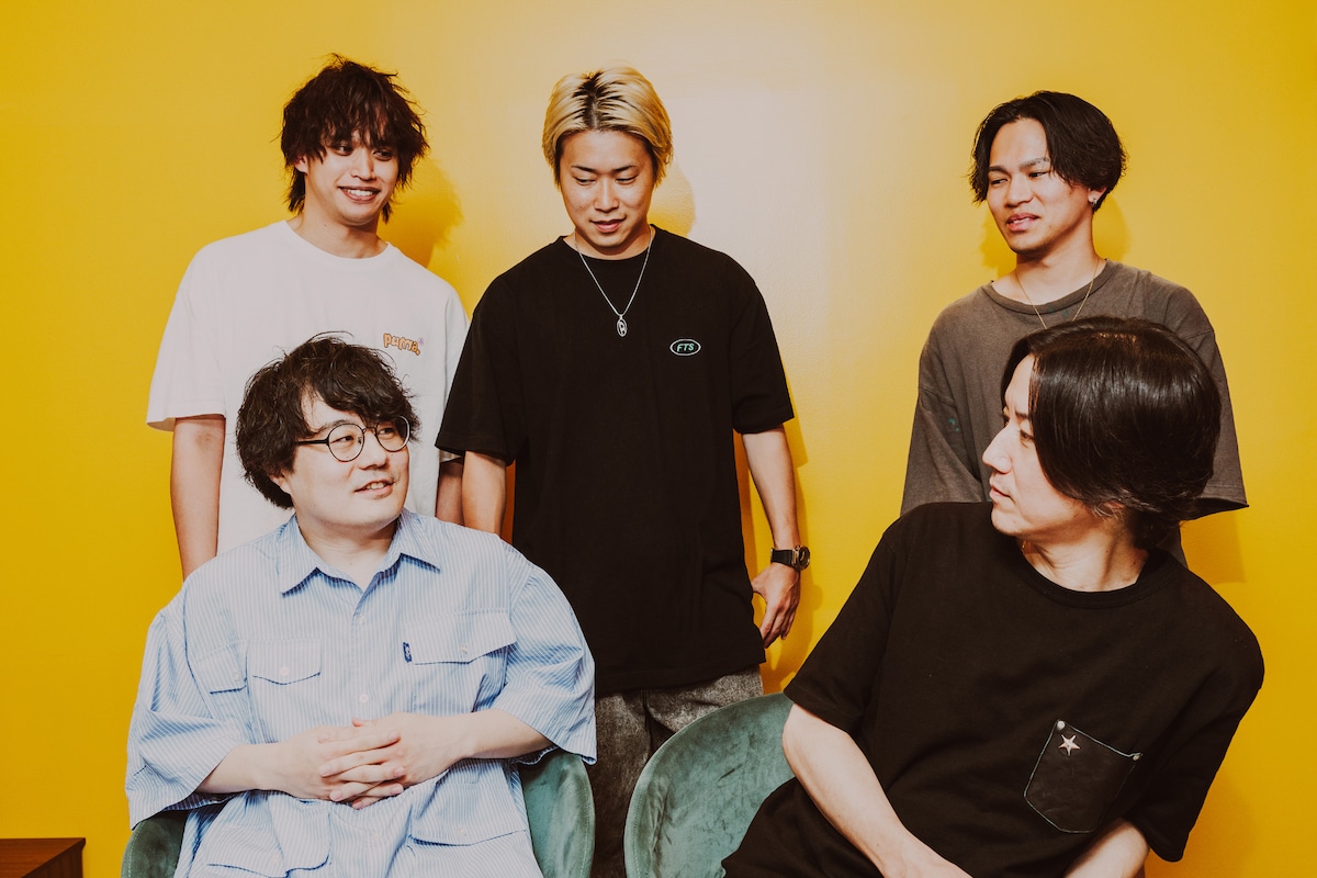 上段左からアルフィ(DJ / TENSONG)、たか坊(Vo / TENSONG)、拓まん(G / TENSONG)、下段左から久米優佑(G / PAM)、高橋宏貴(Dr / PAM)。