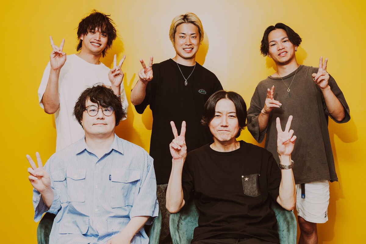 上段左からアルフィ(DJ / TENSONG)、たか坊(Vo / TENSONG)、拓まん(G / TENSONG)、下段左から久米優佑(G / PAM)、高橋宏貴(Dr / PAM)。