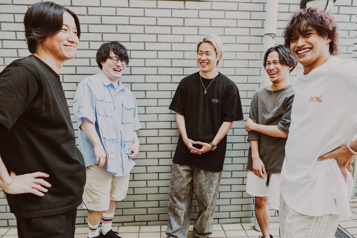 左から高橋宏貴(Dr / PAM)、久米優佑(G / PAM)、たか坊(Vo / TENSONG)、拓まん(G / TENSONG)、アルフィ(DJ / TENSONG)。