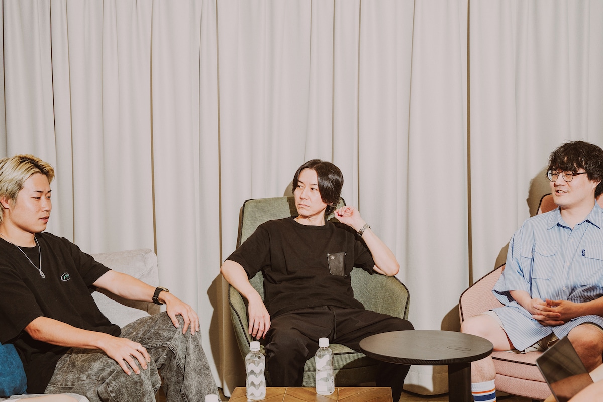 左からたか坊(Vo / TENSONG)、高橋宏貴(Dr / PAM)、久米優佑(G / PAM)。