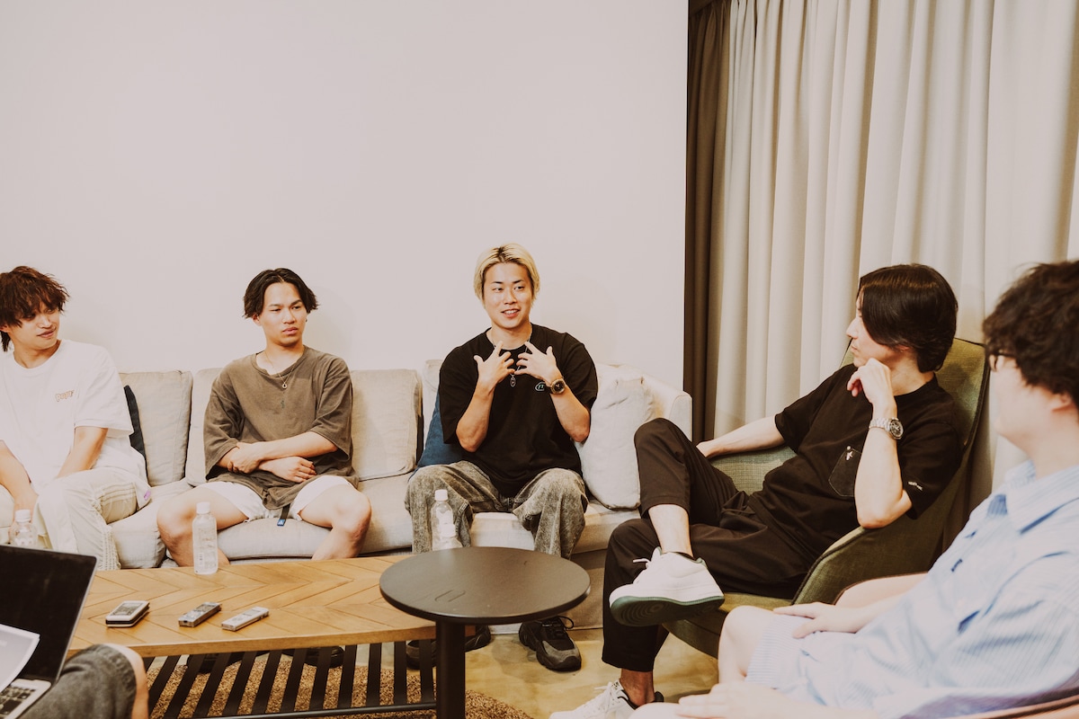 左からアルフィ(DJ / TENSONG)、拓まん(G / TENSONG)、たか坊(Vo / TENSONG)、久米優佑(G / PAM)、高橋宏貴(Dr / PAM)。