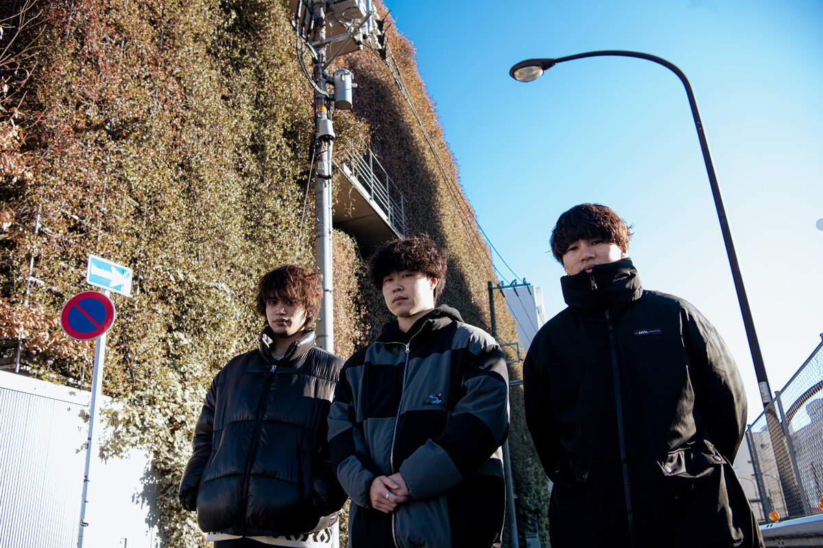 左からアルフィ（DJ）、たか坊（Vo）、拓まん（G）。