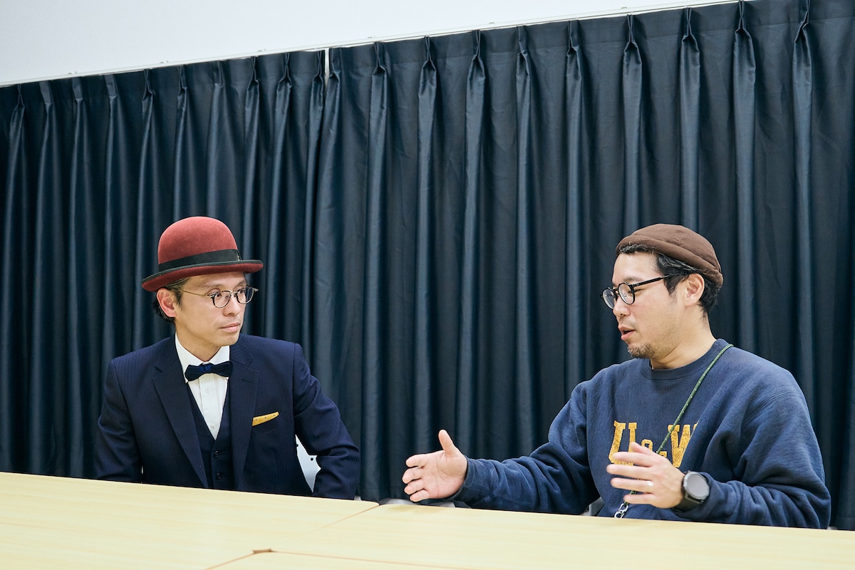 左から赤ペン瀧川、江口浩平氏。