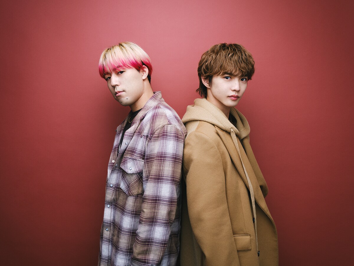 左から世界、佐藤大樹。