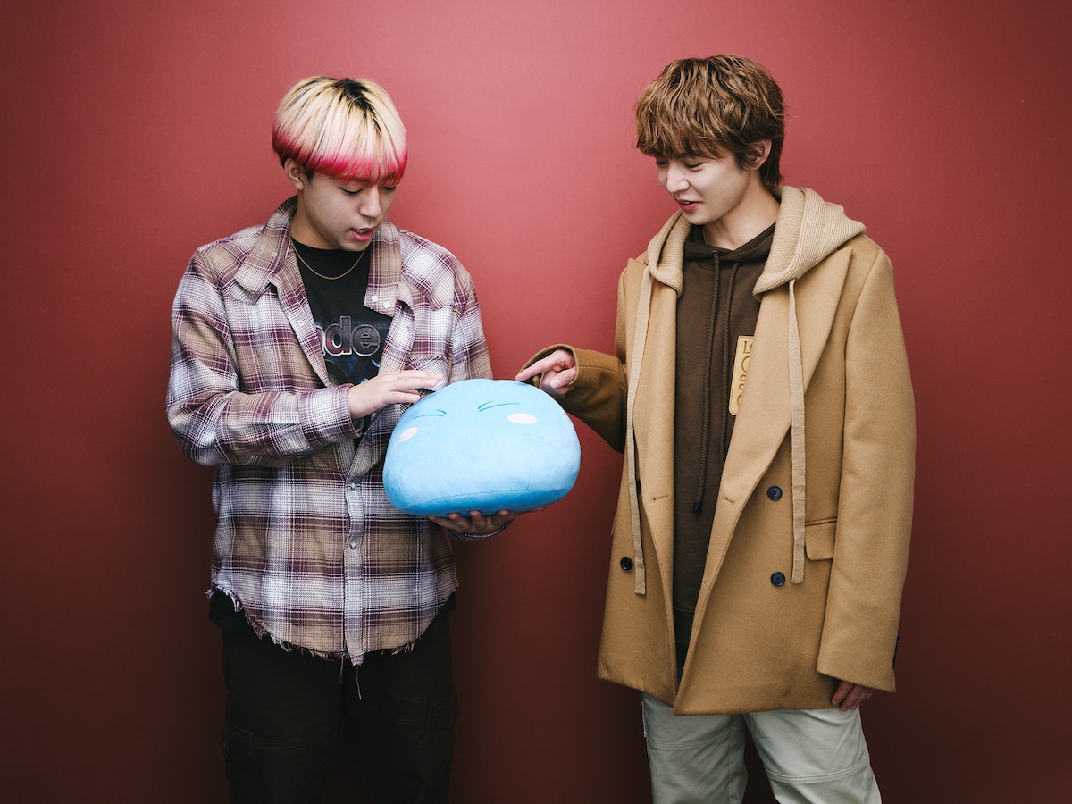 左から世界、佐藤大樹。