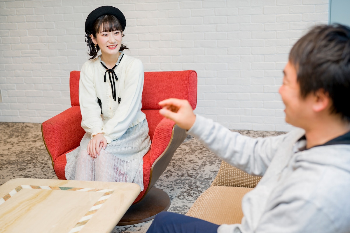 左から岡咲美保、杉本紳朗プロデューサー。