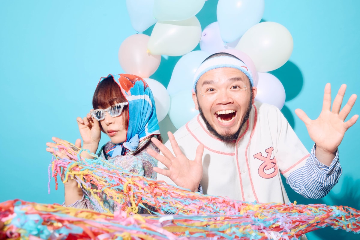 左からヒグチアイ、アフロ。
