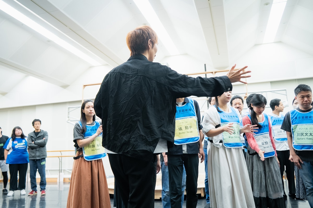 「愛の妙薬」稽古の様子。合唱団の演出をする杉原邦生。