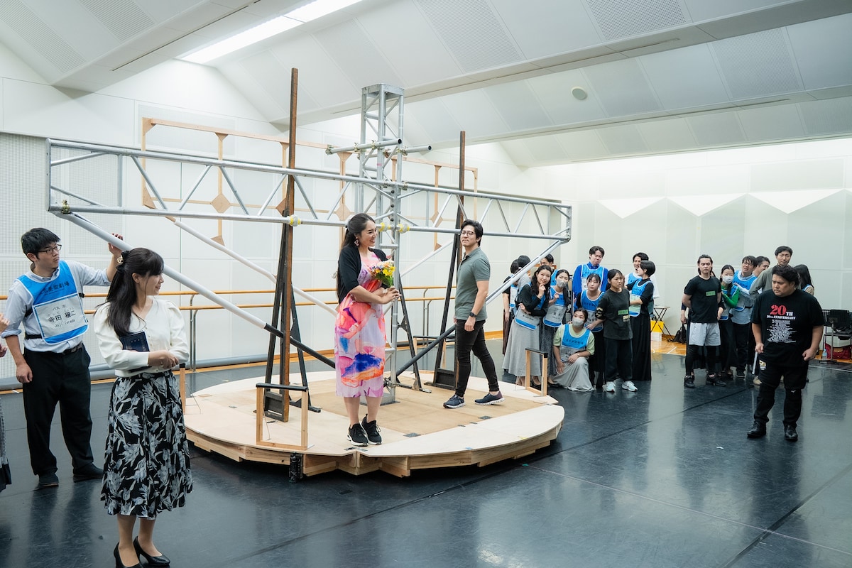 「愛の妙薬」稽古の様子。