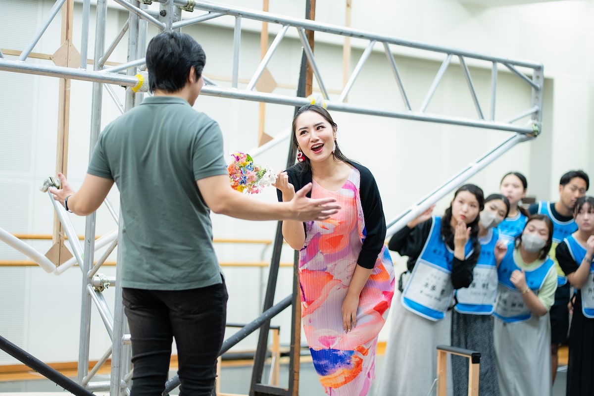 「愛の妙薬」稽古の様子。