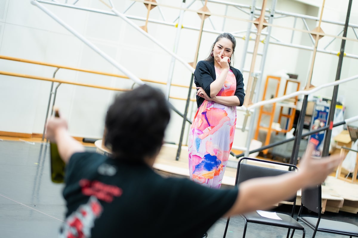 「愛の妙薬」稽古の様子。