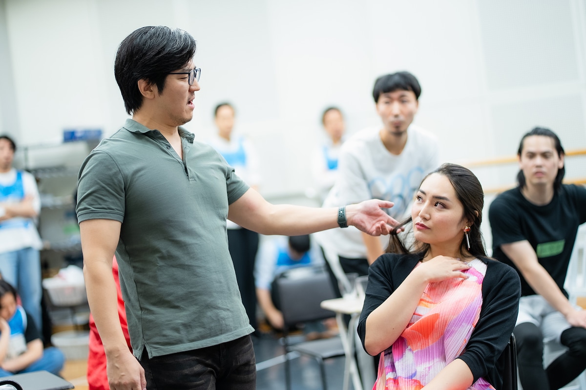 「愛の妙薬」稽古の様子。