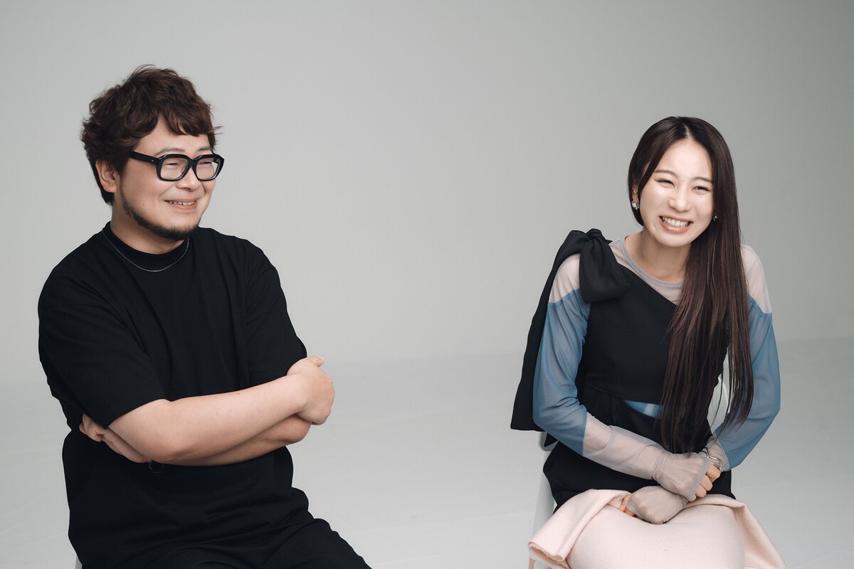 左から興津和幸、安済知佳。