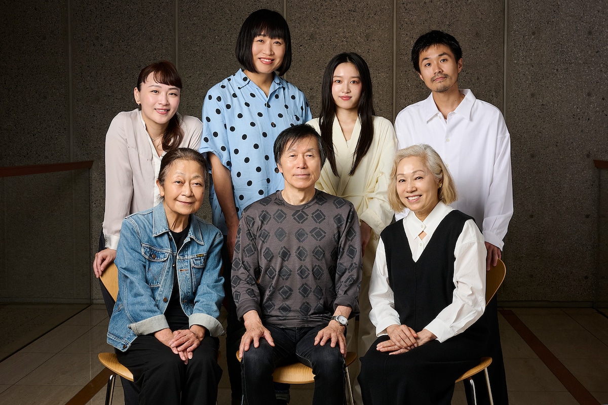 手前左から稲川実代子、平田満、増子倭文江、後列左から桑原裕子、山崎静代、青山美郷、細川岳。