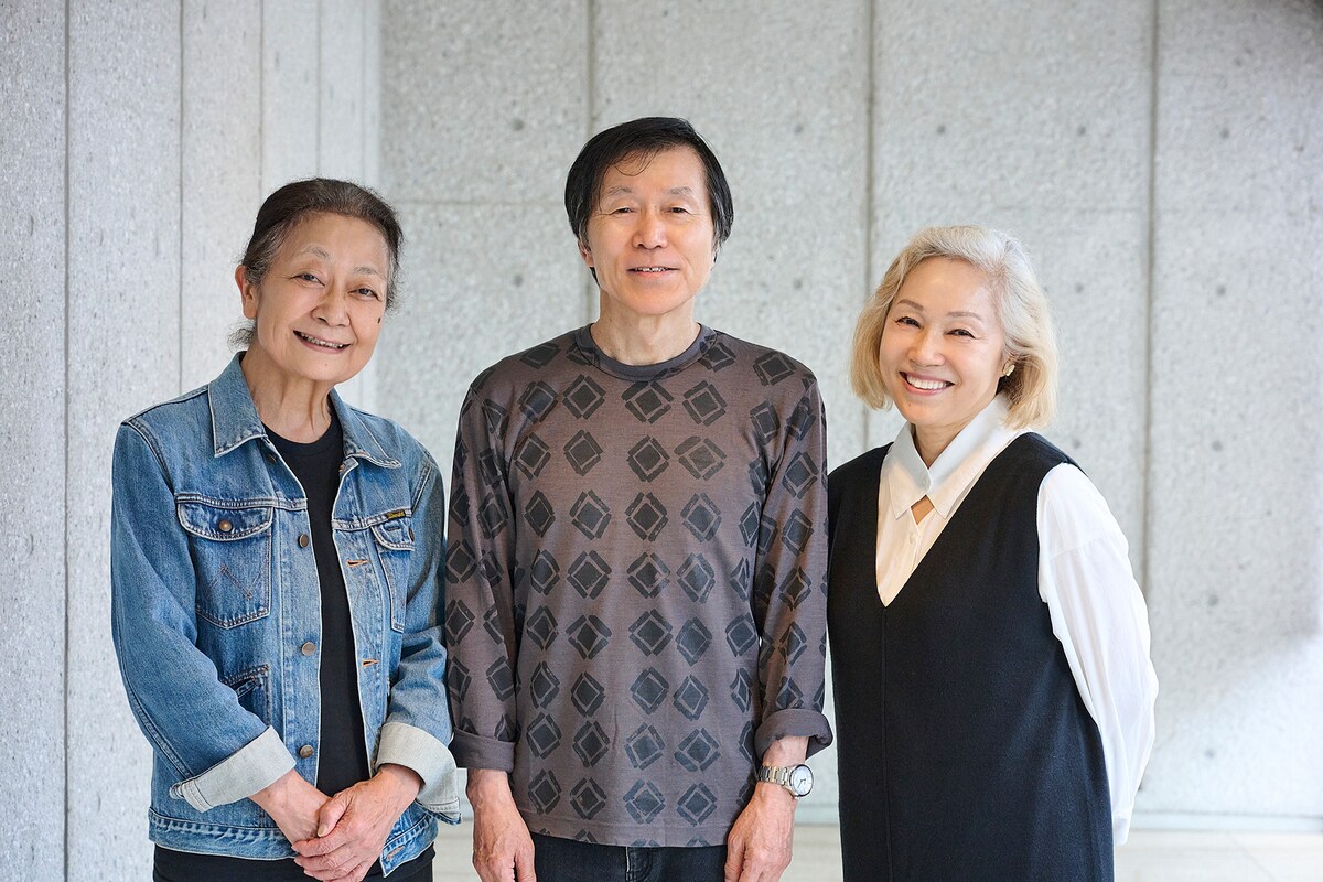 左から稲川実代子、平田満、増子倭文江。