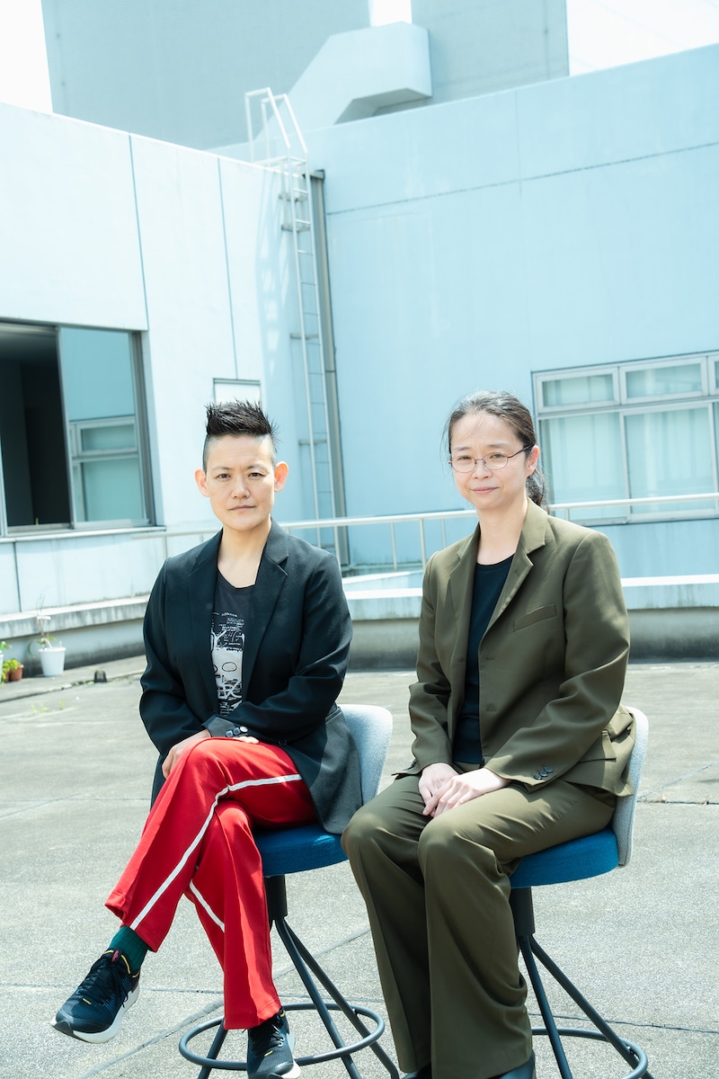 左からアヤ・オガワ、小川絵梨子。