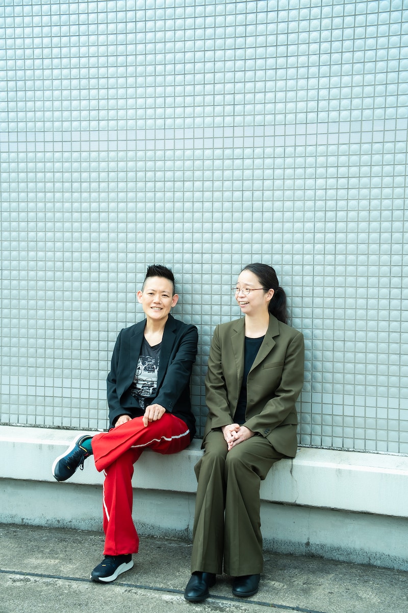 左からアヤ・オガワ、小川絵梨子。