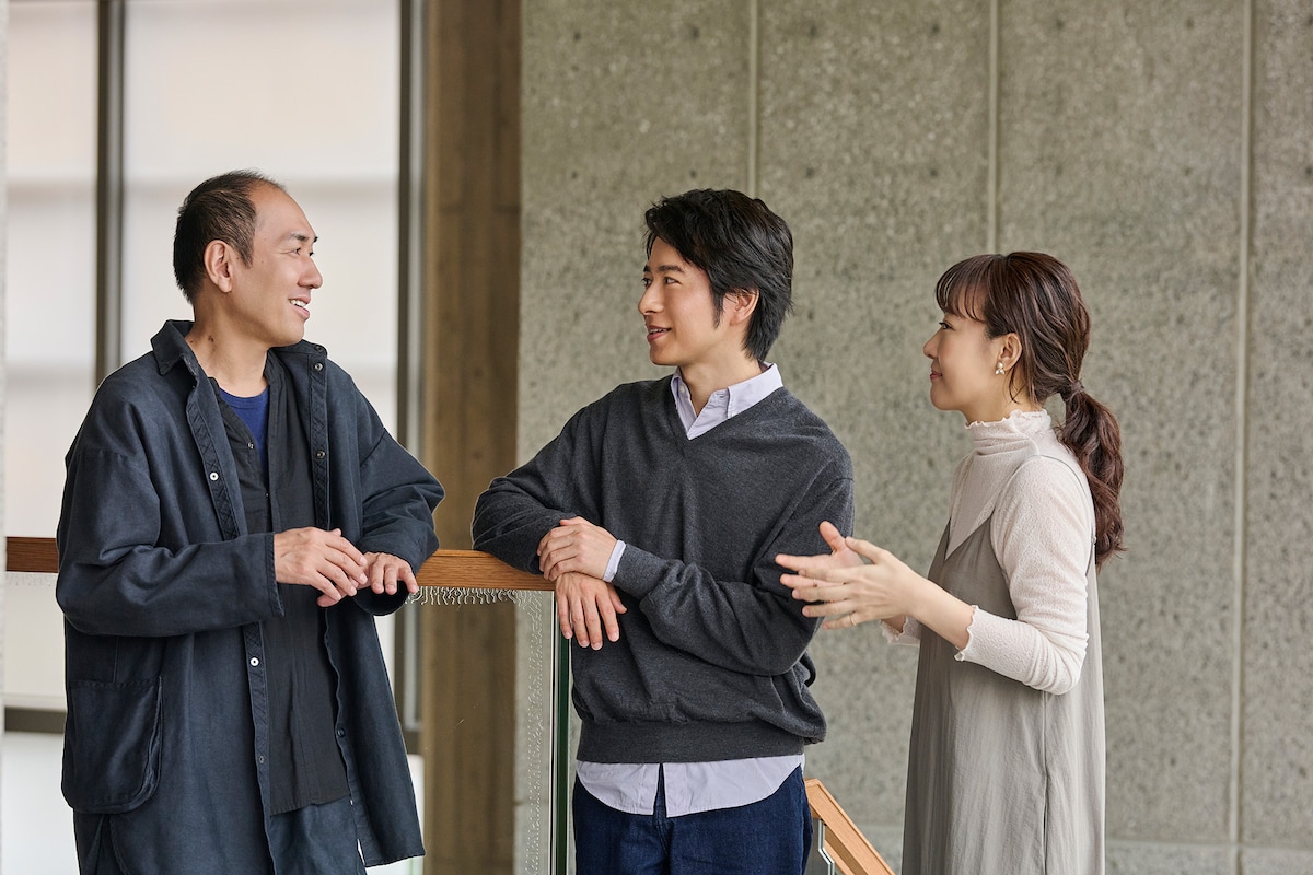 左から上村聡史、村井良大、前田亜季。