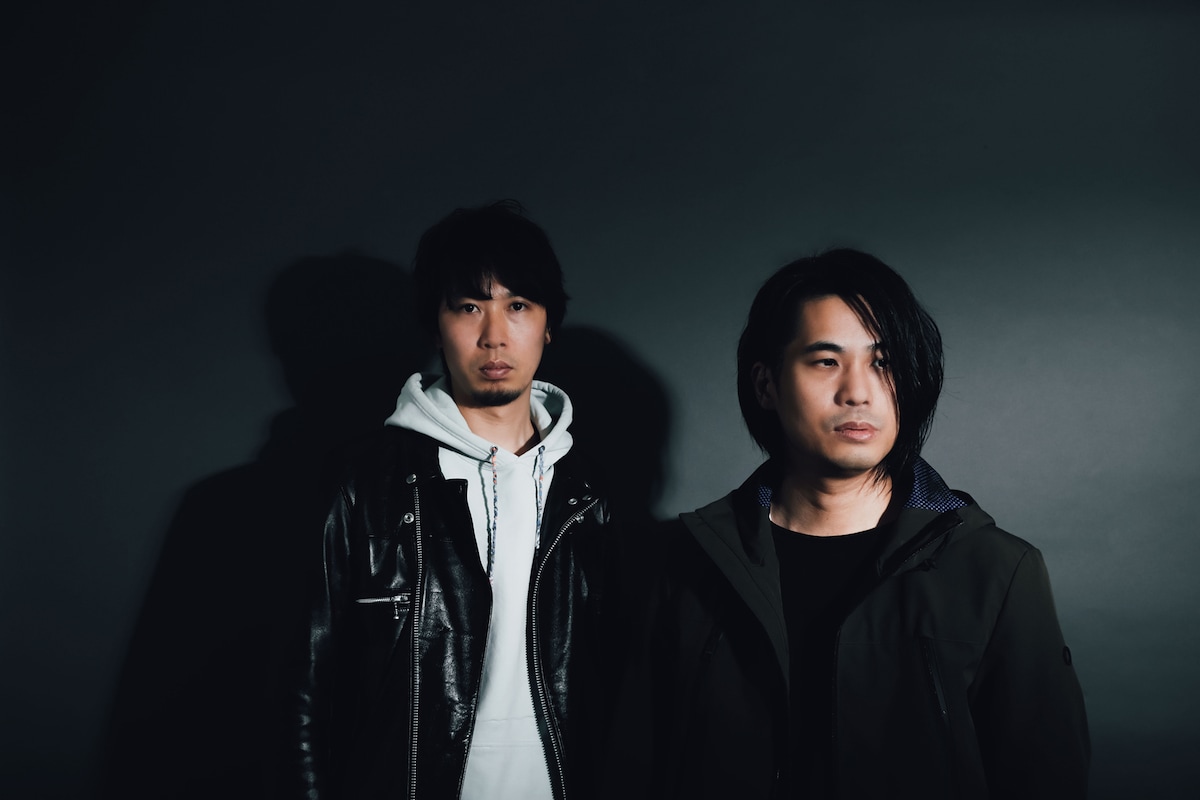 左から岡峰光舟(B)、菅波栄純(G)。