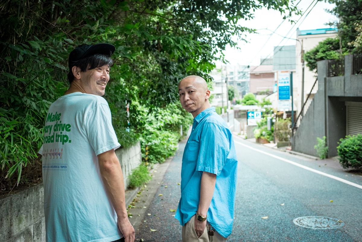 荒井岳史（Vo, G）、木暮栄一（Dr）。