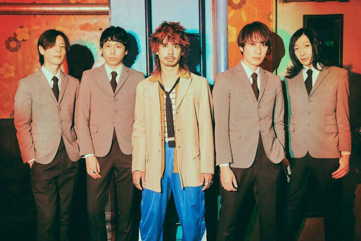 THE BAWDIESとオカモトショウ（Vo / OKAMOTO'S）。