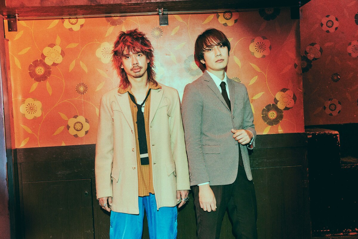 左からオカモトショウ（Vo / OKAMOTO'S）、ROY（Vo, B / THE BAWDIES）。