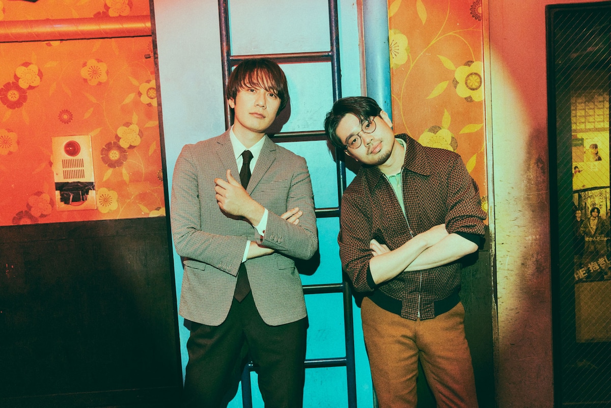 左からROY（Vo, B / THE BAWDIES）、ハマ・オカモト（B / OKAMOTO'S）。