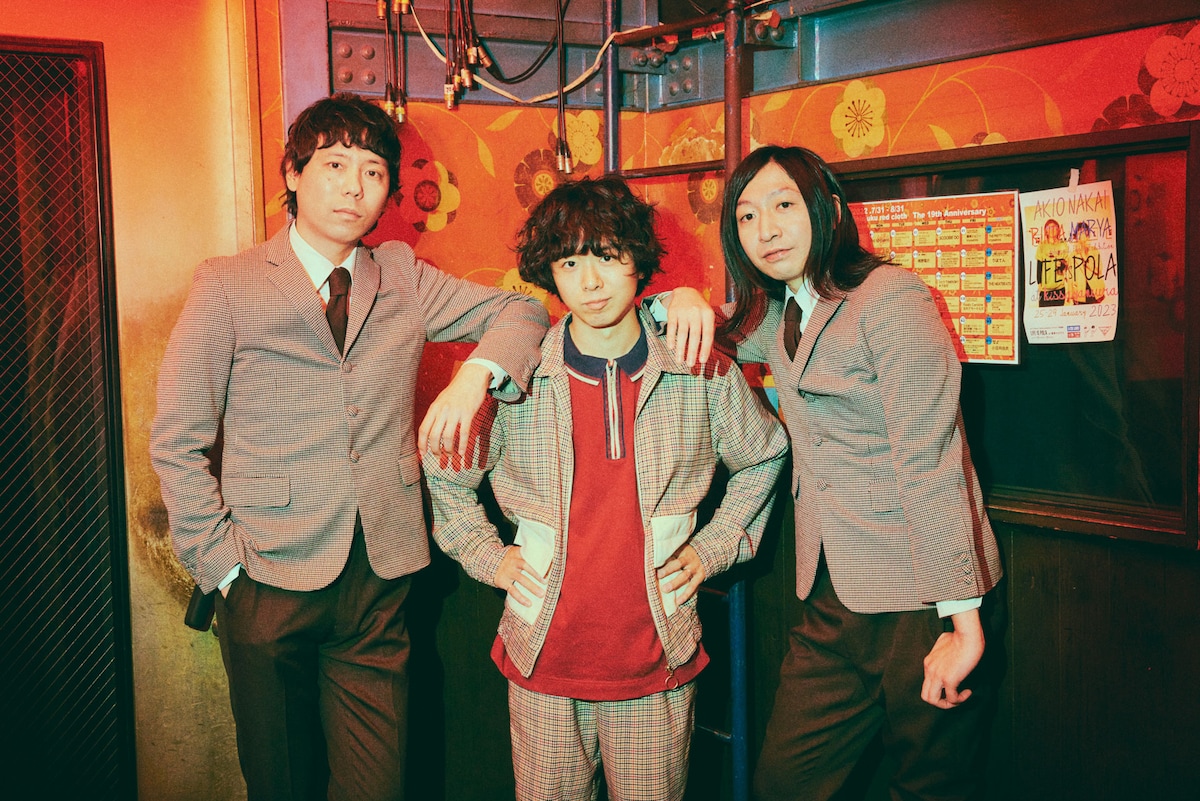 左からTAXMAN（G, Vo / THE BAWDIES）、オカモトコウキ（G / OKAMOTO’S）、JIM（G / THE BAWDIES）。