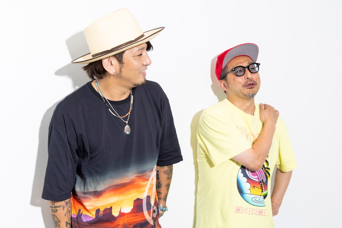 左からカツヲ（THE CHERRY COKE$）、ヤマネヒロマサ。