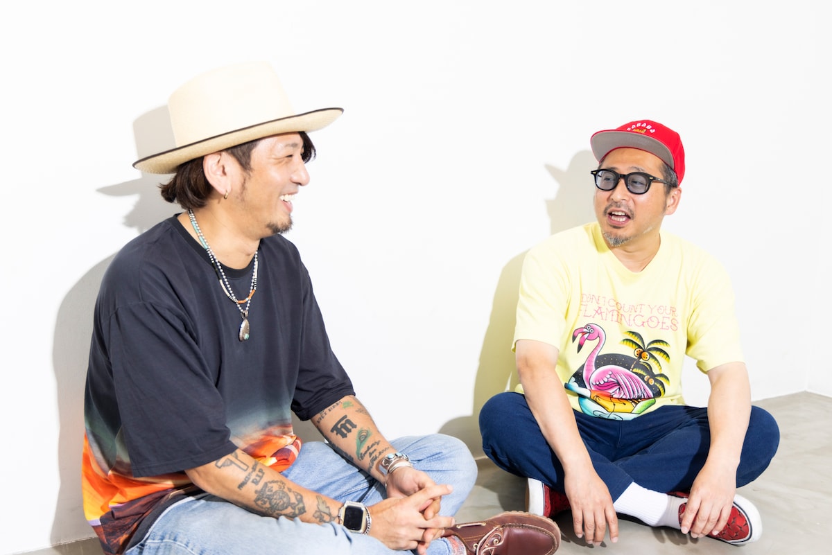 左からカツヲ(THE CHERRY COKE$)、ヤマネヒロマサ。