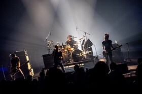 ザ・クロマニヨンズのライブの魅力はどこにあるのか？ 彼らを愛するミュージシャン、お笑い芸人、音楽ライターらが語る